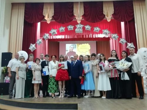 Азнакаевская школа №7 проводила во взрослую жизнь 27 выпускников