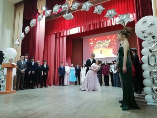 Азнакаевская школа №7 проводила во взрослую жизнь 27 выпускников