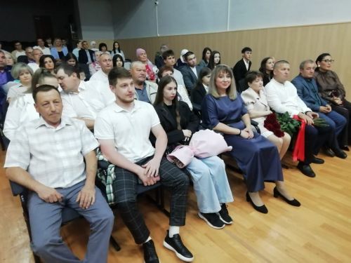 Азнакаевская школа №7 проводила во взрослую жизнь 27 выпускников