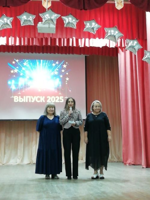 Азнакаевская школа №7 проводила во взрослую жизнь 27 выпускников