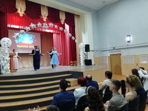 Азнакаевская школа №7 проводила во взрослую жизнь 27 выпускников