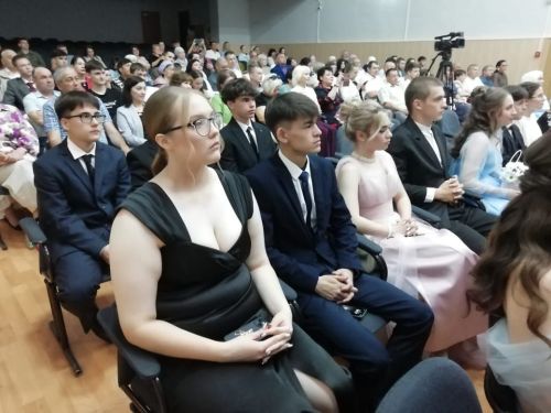 Азнакаевская школа №7 проводила во взрослую жизнь 27 выпускников