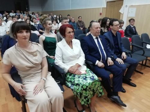 Азнакаевская школа №7 проводила во взрослую жизнь 27 выпускников