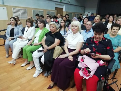 Азнакаевская школа №7 проводила во взрослую жизнь 27 выпускников