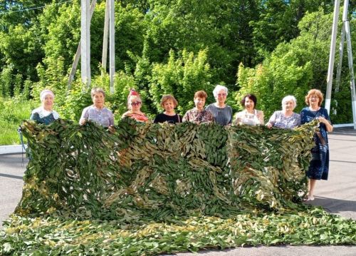 Актюбинские волонтеры: плетем сети, шьем для фронта