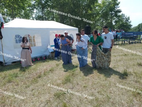 В деревне Масягутово на Сабантуе провели соревнования по армрестлингу лежа