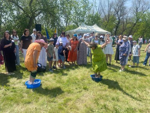 Сәпәй авылы Сабан туенда көрәш батырына суыткыч бүләк иттеләр
