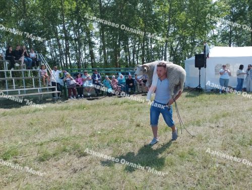 В деревне Масягутово на Сабантуе провели соревнования по армрестлингу лежа