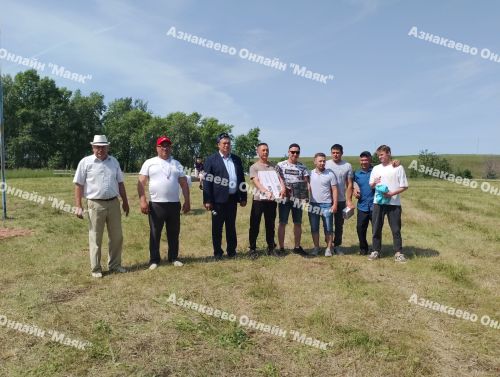 В деревне Масягутово на Сабантуе провели соревнования по армрестлингу лежа