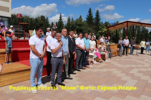 Азнакаево: в парке Ишкаева забил музыкальный фонтан