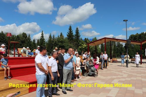 Азнакаево: в парке Ишкаева забил музыкальный фонтан