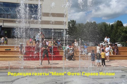 Азнакаево: в парке Ишкаева забил музыкальный фонтан