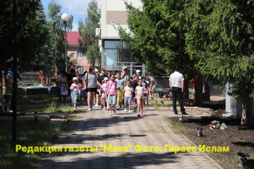 Азнакаево: в парке Ишкаева забил музыкальный фонтан