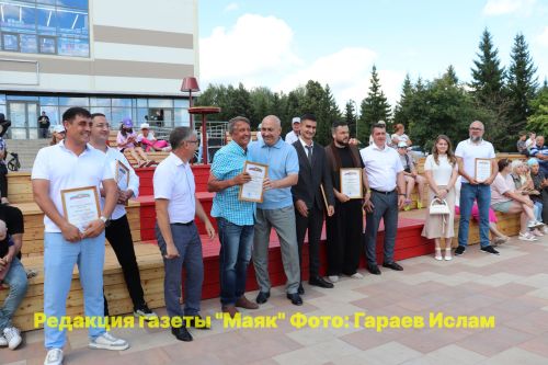 Азнакаево: в парке Ишкаева забил музыкальный фонтан