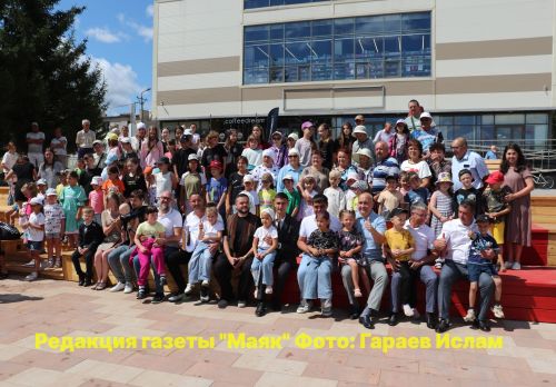 Азнакаево: в парке Ишкаева забил музыкальный фонтан