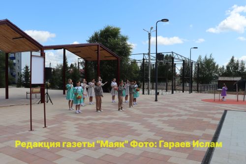 Азнакаево: в парке Ишкаева забил музыкальный фонтан