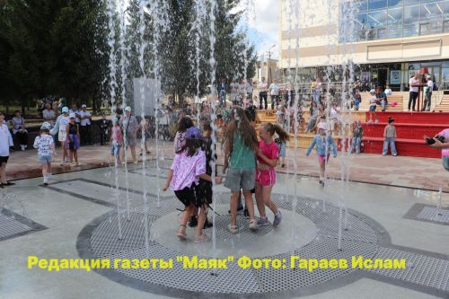 Азнакаево: в парке Ишкаева забил музыкальный фонтан