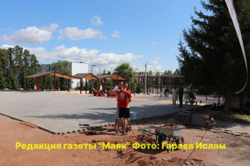 Азнакаево: в парке Ишкаева забил музыкальный фонтан