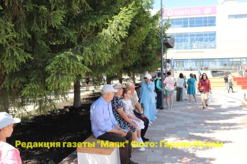 Азнакаево: в парке Ишкаева забил музыкальный фонтан
