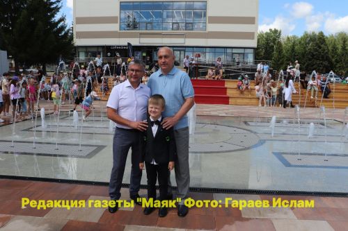Азнакаево: в парке Ишкаева забил музыкальный фонтан
