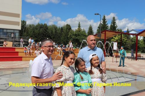 Азнакаево: в парке Ишкаева забил музыкальный фонтан