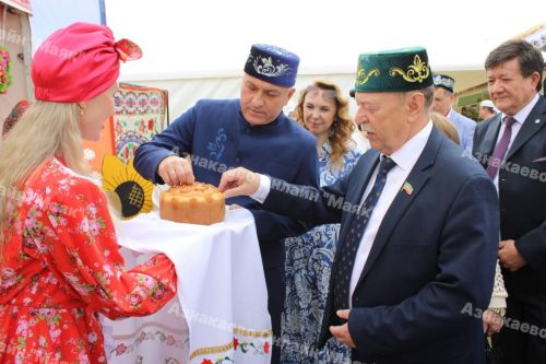 Азнакайда узган төрки халыкларның «Чатыр тауда җыен» фестивале 35 фольклор коллективын берләштерде