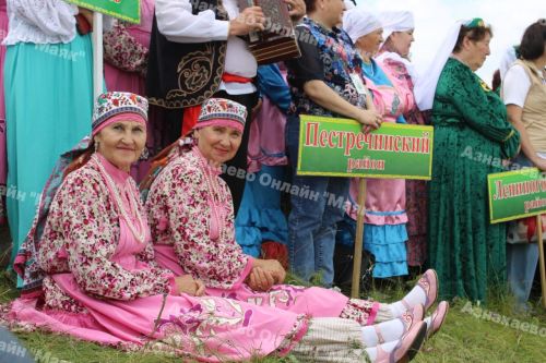 Азнакайда узган төрки халыкларның «Чатыр тауда җыен» фестивале 35 фольклор коллективын берләштерде