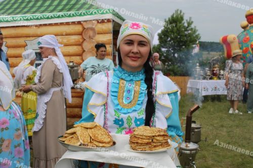 В Азнакаево прошел фестиваль «Чатыр тауда җыен», объединивший 35 фольклорных коллективов