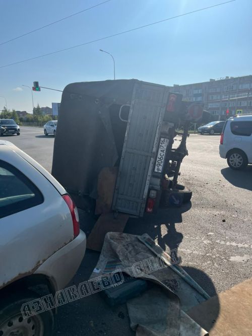 Азнакайда УАЗ машинасы җиңел машинага бәрелгән һәм әйләнеп капланган