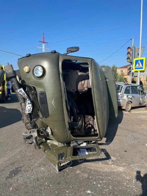Азнакайда УАЗ машинасы җиңел машинага бәрелгән һәм әйләнеп капланган