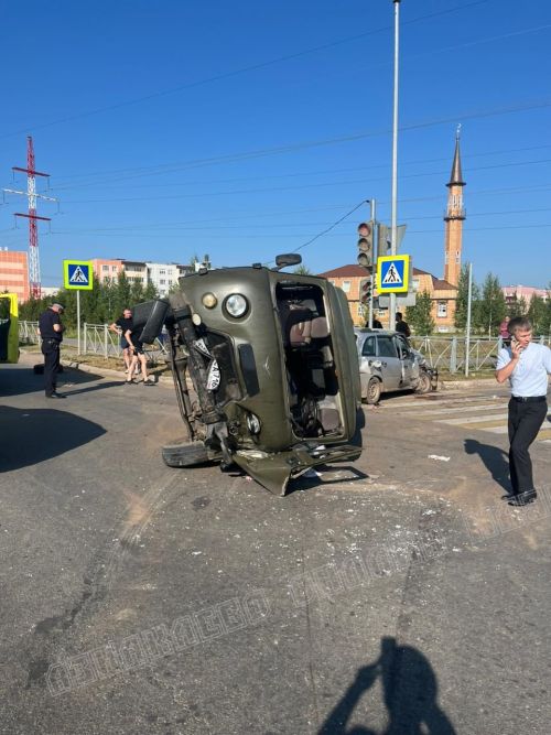 Азнакайда УАЗ машинасы җиңел машинага бәрелгән һәм әйләнеп капланган