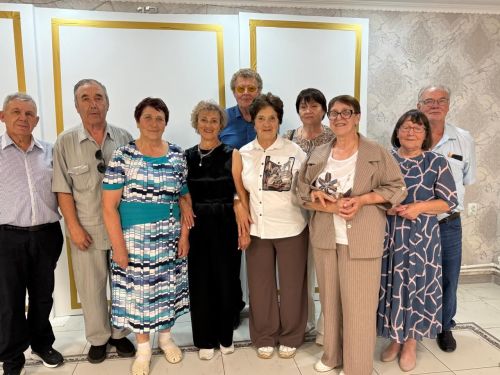 Пройдите на сцену, вас ищет одноклассница