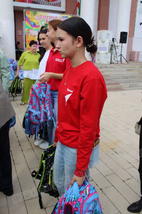 В Азнакаево первоклассникам подарили портфели