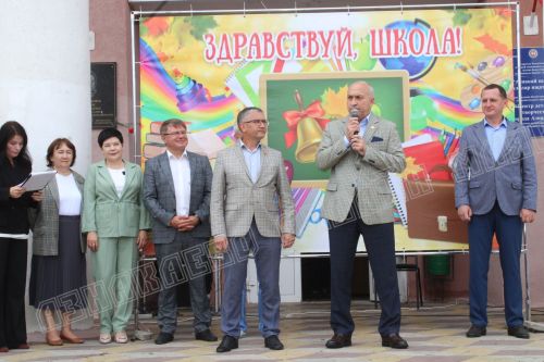 В Азнакаево первоклассникам подарили портфели