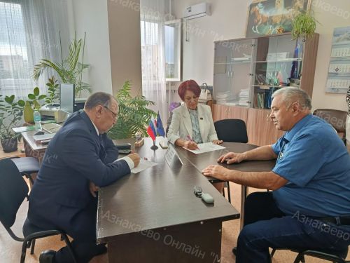 Депутат Государственного Совета Республики Татарстан Назип Хазипов провел прием своих избирателей.