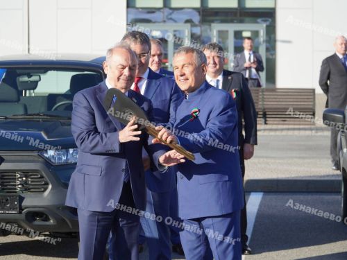 Главы сельских поселений получили автомобили от Раиса Татарстана