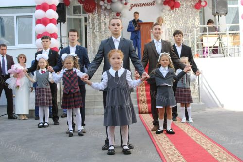 Азнакайның 7 нче мәктәбе укучылары яңа уку елын яңа мәктәптә каршы алдылар