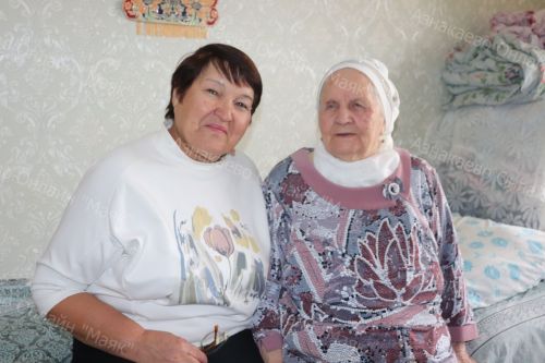Труженица Зумария-апа принимает поздравления