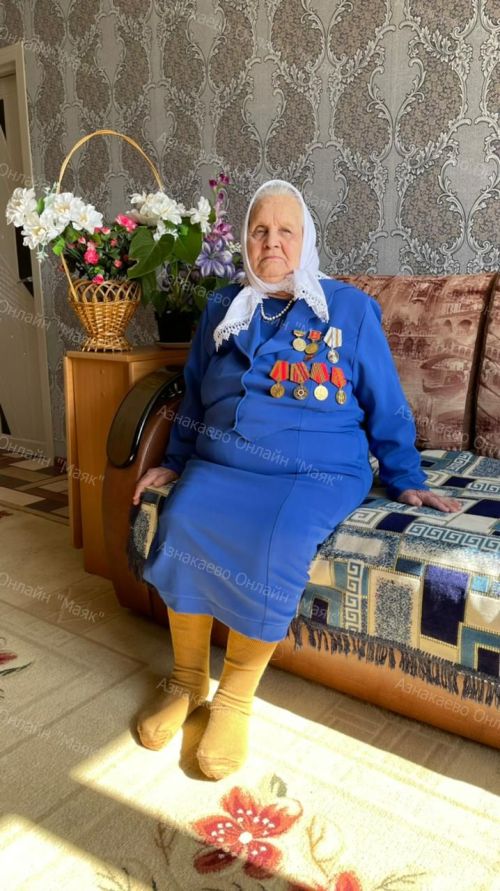Труженица Зумария-апа принимает поздравления
