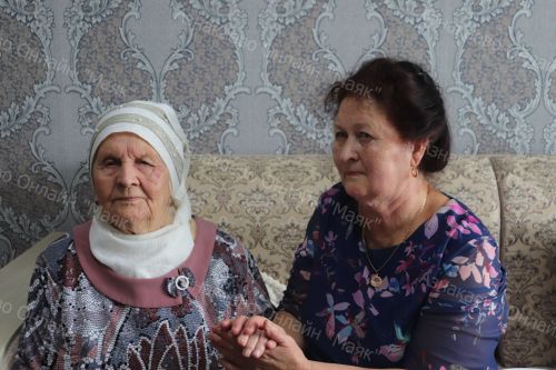 Труженица Зумария-апа принимает поздравления