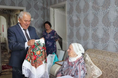 Труженица Зумария-апа принимает поздравления