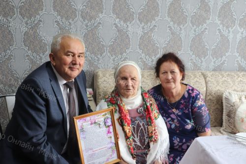 Труженица Зумария-апа принимает поздравления