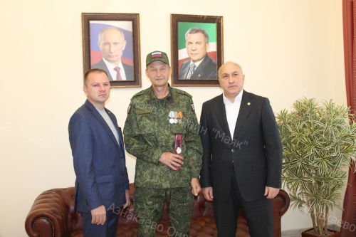 Азнакай районы башлыгы Марсель Шәйдуллин ялга кайткан хәрби белән очрашты