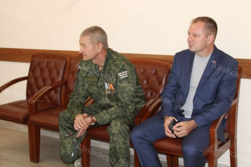 Азнакай районы башлыгы Марсель Шәйдуллин ялга кайткан хәрби белән очрашты