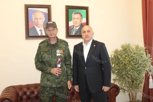 Азнакай районы башлыгы Марсель Шәйдуллин ялга кайткан хәрби белән очрашты