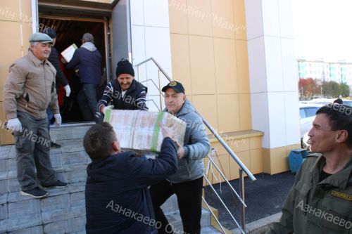 Азнакайдан хәрбиләргә гуманитар ярдәм илтергә район башлыгы да китте