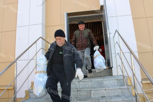 Азнакайдан хәрбиләргә гуманитар ярдәм илтергә район башлыгы да китте