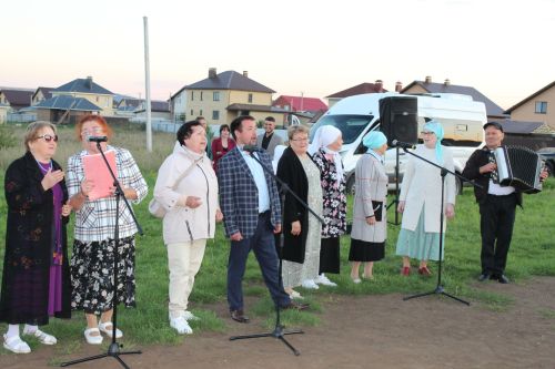 В микрорайоне Монолит отметили Праздник двора с песнями, танцами и подарками