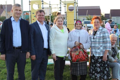В микрорайоне Монолит отметили Праздник двора с песнями, танцами и подарками