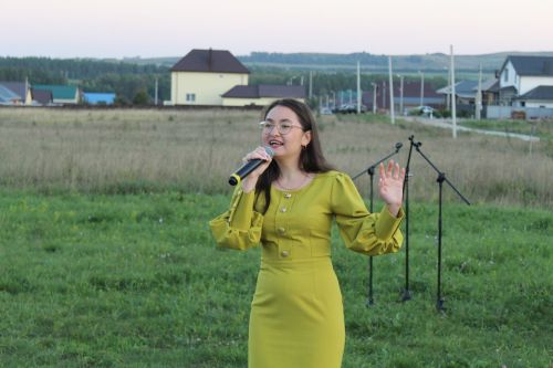 В микрорайоне Монолит отметили Праздник двора с песнями, танцами и подарками